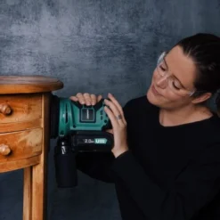 Ponceuse Excentrique Sans Fil 20V - Ø125mm - Batterie 2.0 Ah, Chargeur De Batterie, Sac De Poussière Et 12 Feuilles Abrasives Inclus -Promos Brico Forte Boutique 27287318 2